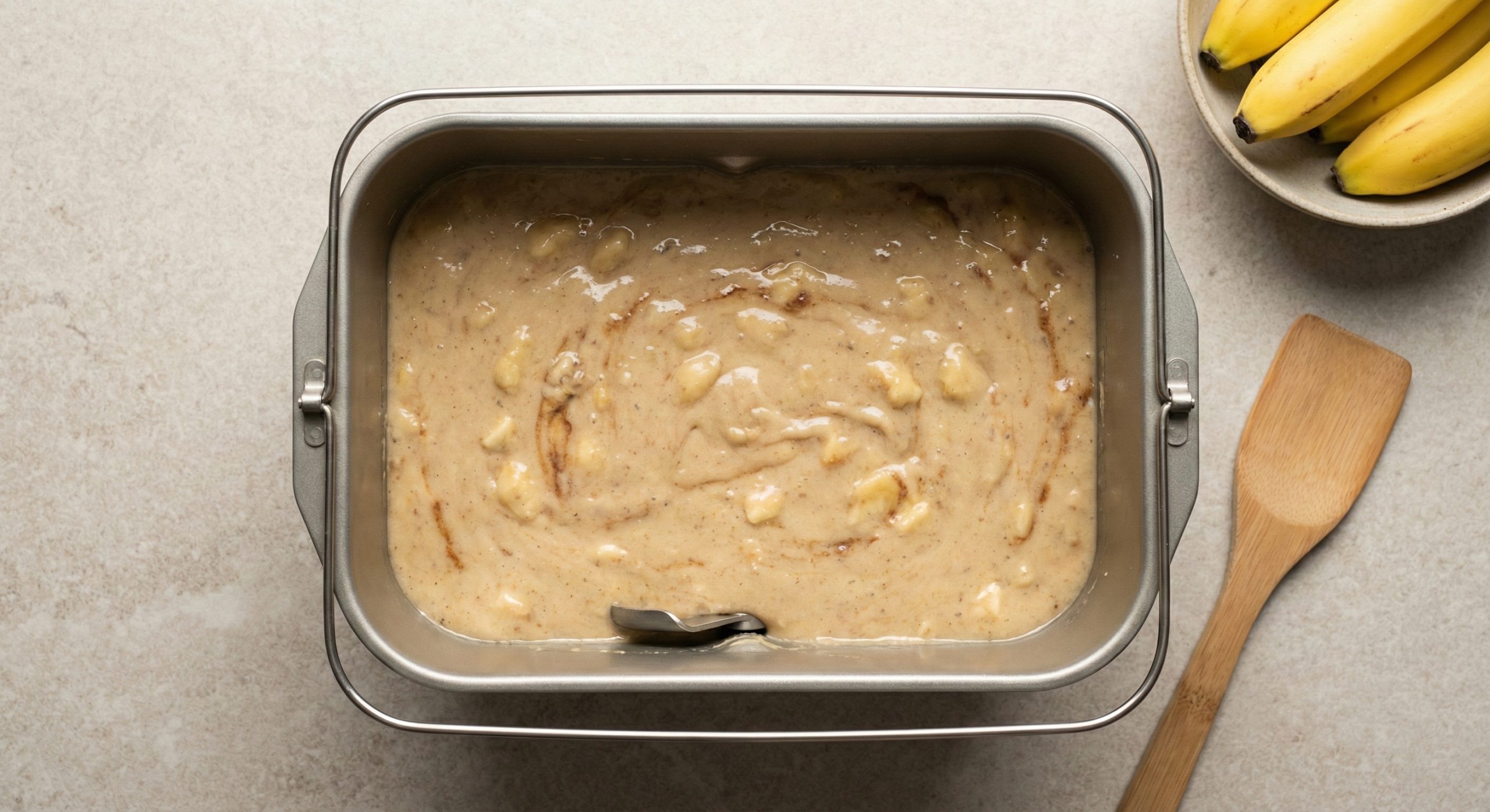 Bananbrøddeig i en skål