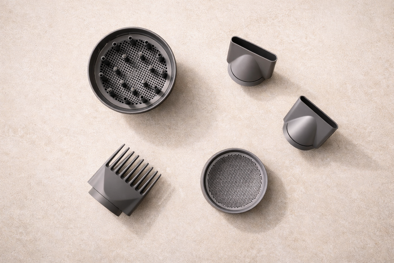 Ulike tillegg til en hårføner liggende på et bord