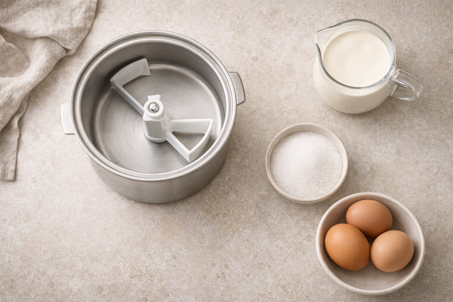 Iskremmaskin-ingredienser på et bord