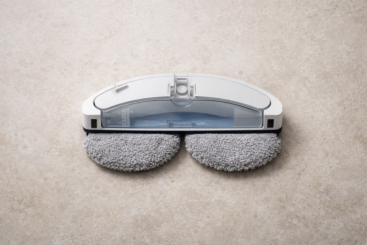 En vanntank og to mopper fra en robotstøvsuger med mopp