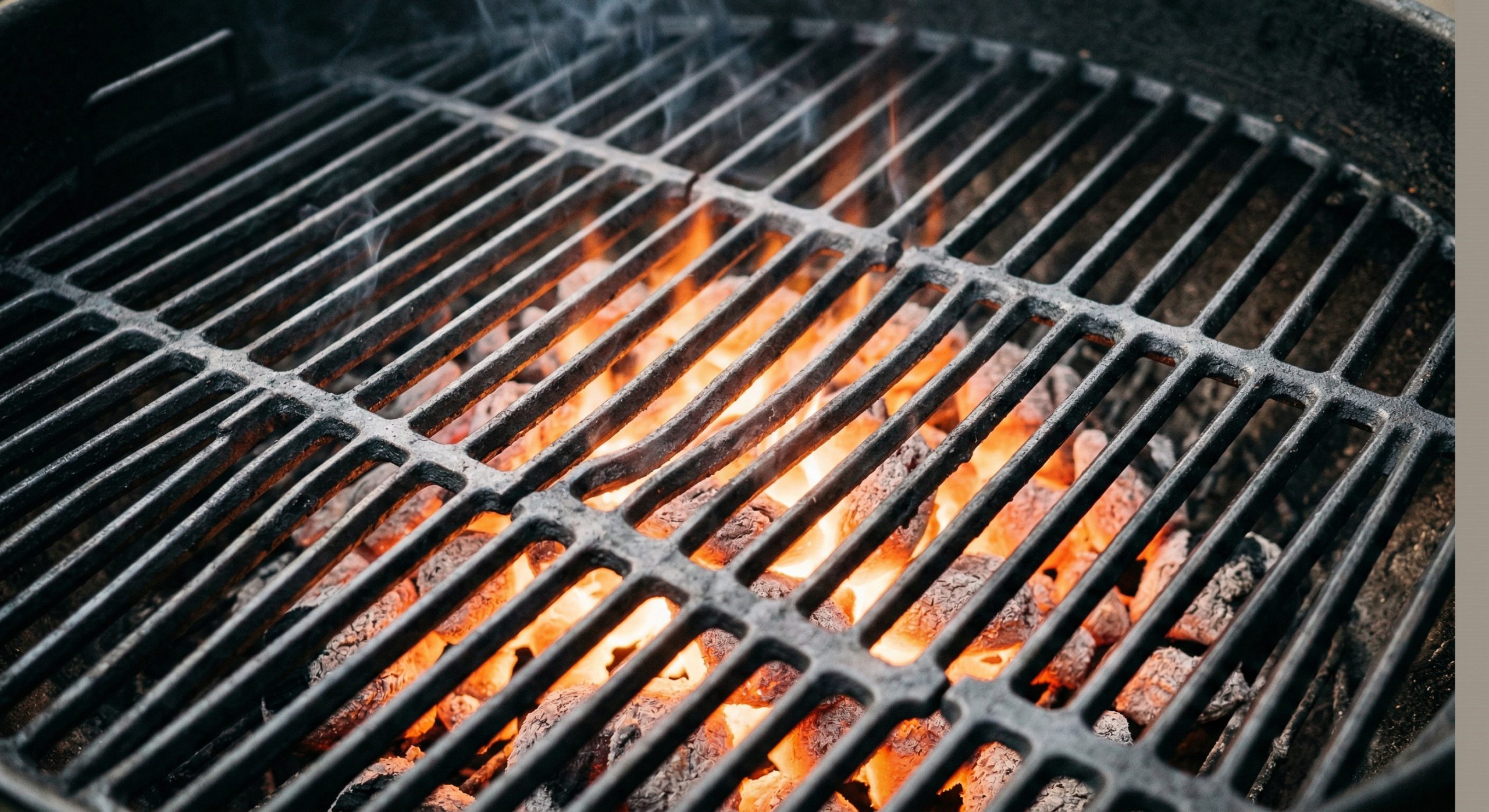 Nærbilde av en påtent kullgrill