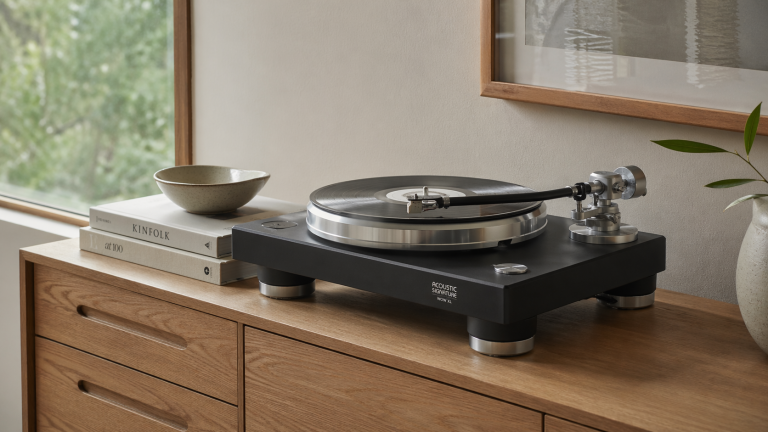 En platespiller på en kommode i en stue