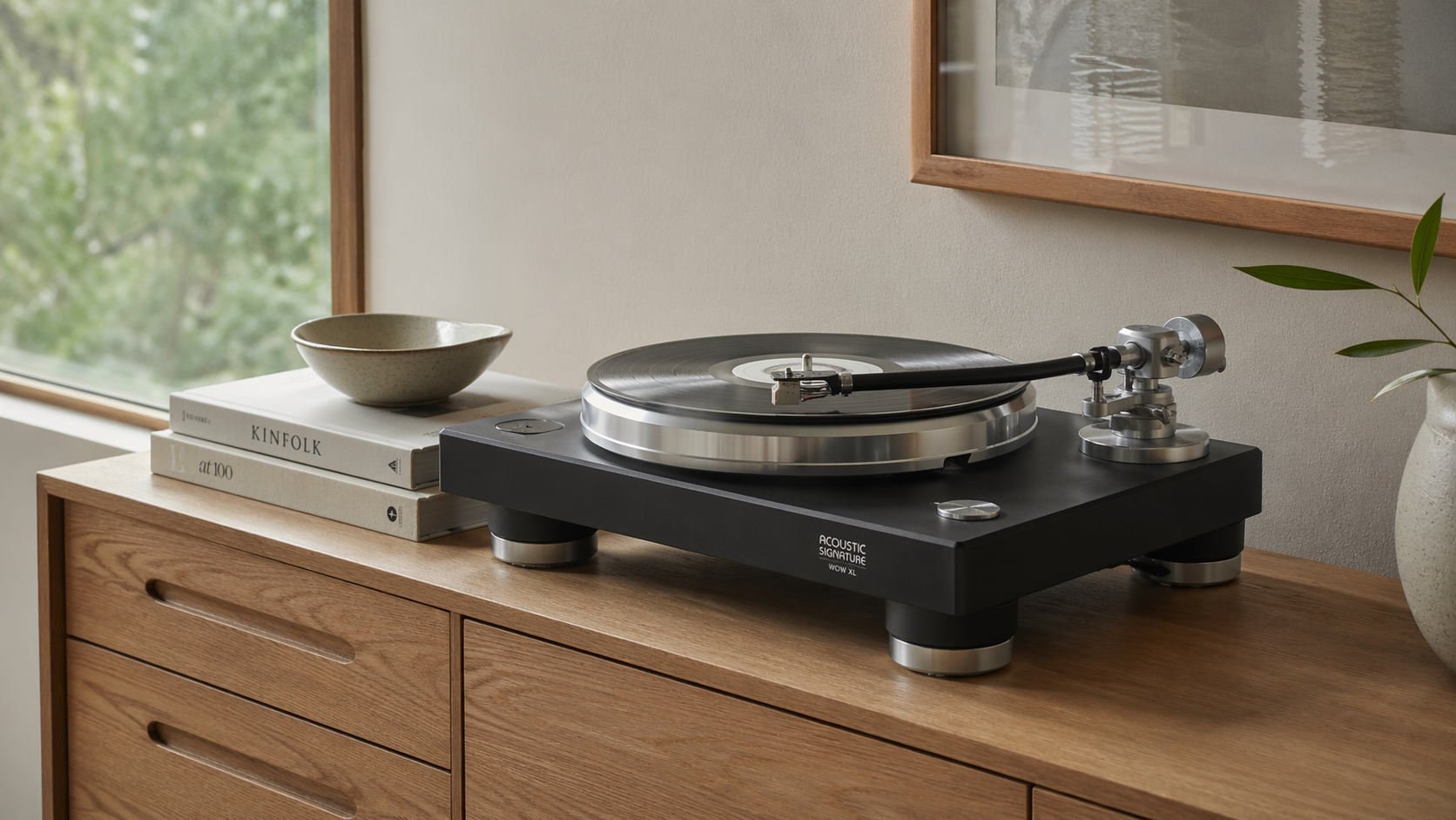 En platespiller på en kommode i en stue