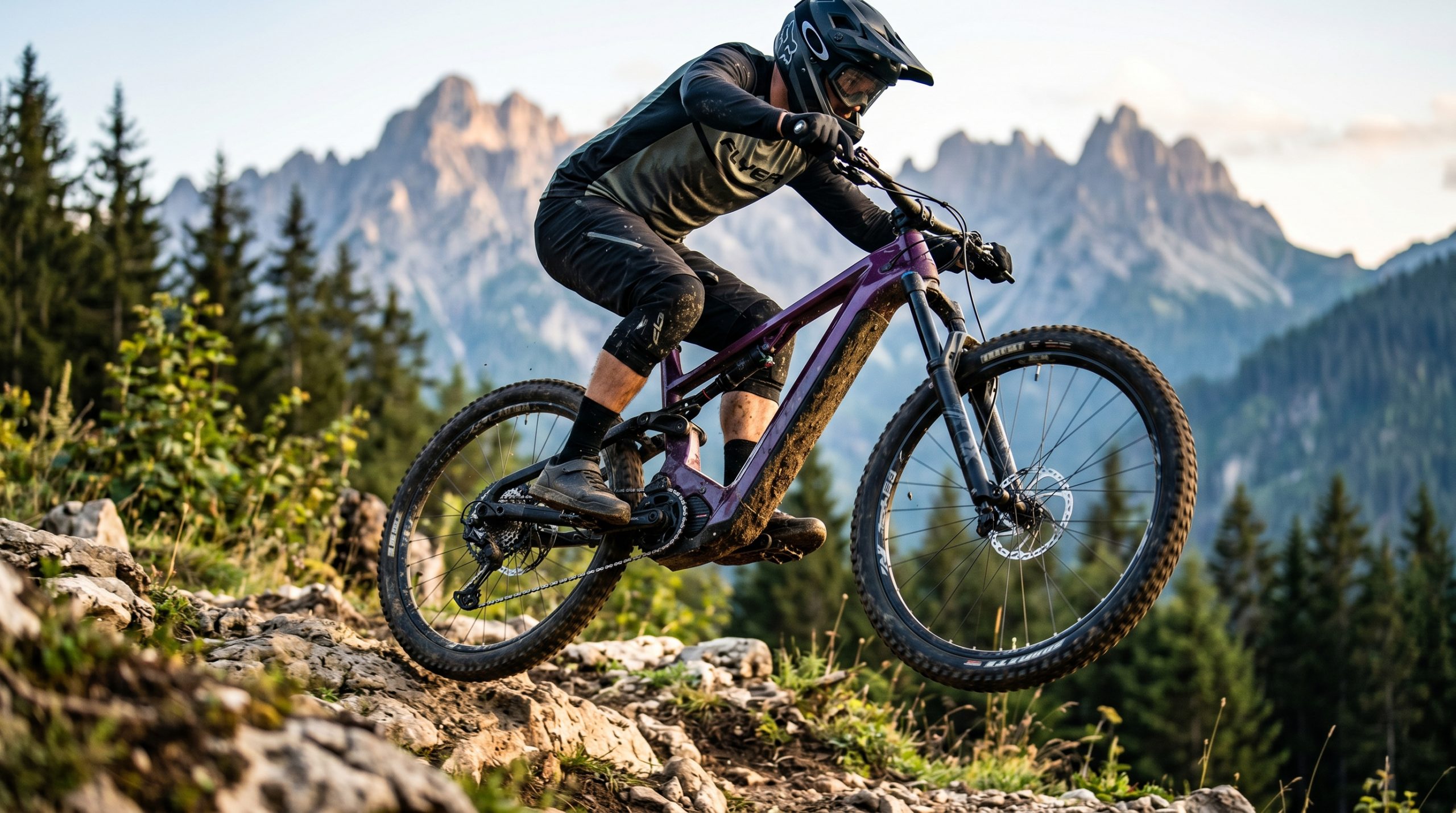 En person som kjører mountainbike med elsykkel i et norsk fjell